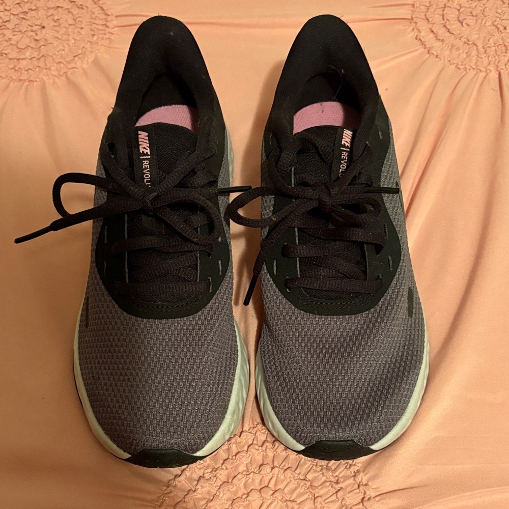 Nike Women's Black and Gray Athletic Shoes